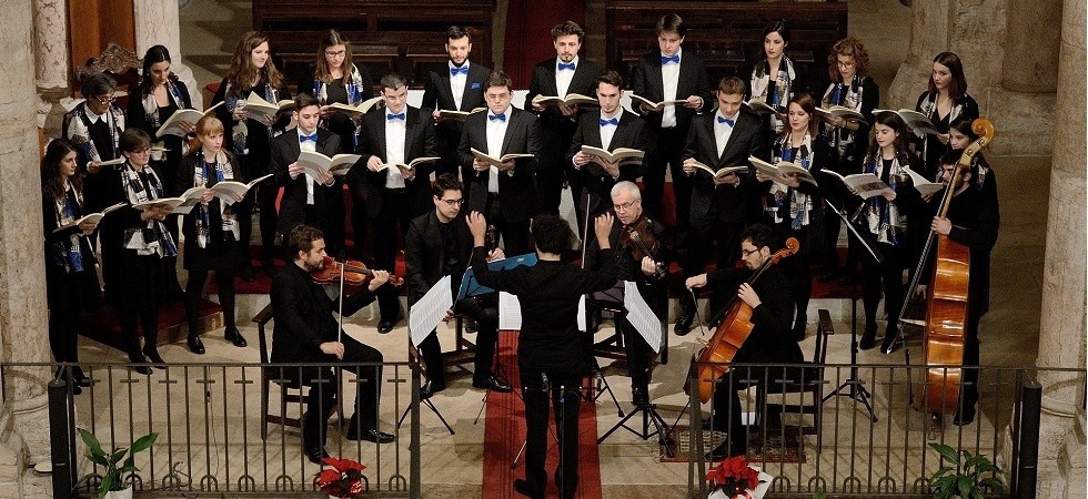 Ad Maiora diretto dal maestro Arnoldo e composto da Andreatta, Arnoldi, Boller, Cappelletti, De Benedetto, Degli Agli, Di Pippo, Dorigatti, E. Filippi, V. Filippi, Gasperi, Lanzinger, F. Lorenzi, G. Lorenzi, Marsilli, Nardelli, Ranzi, Stelzer e Zen